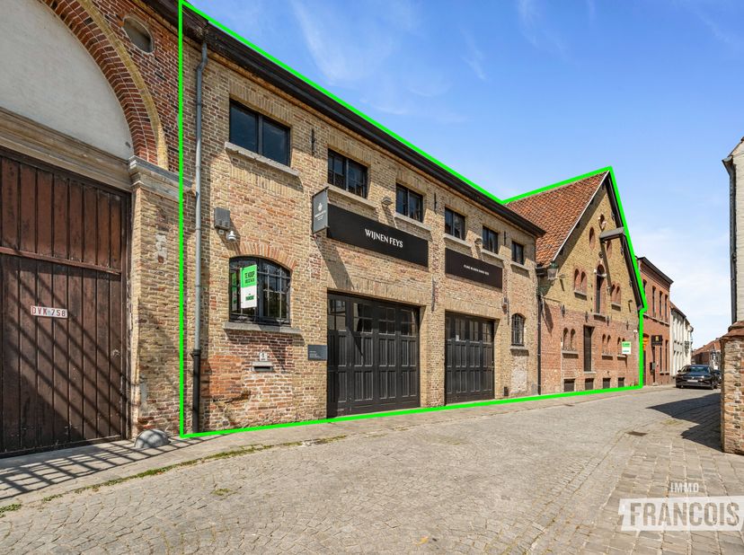Op een uitzonderlijke locatie in het historische centrum van Brugge bevindt zich dit unieke industriële eigendom met een rijk verleden. Ooit deed het