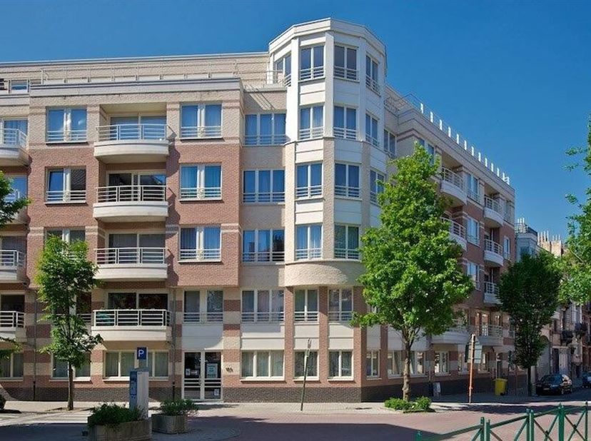 Description : Appartement de 62 m2 meublé avec goût situé à proximité de la Chasse, des Institutions Européennes et du Parc du Cinquantenaire, proximi