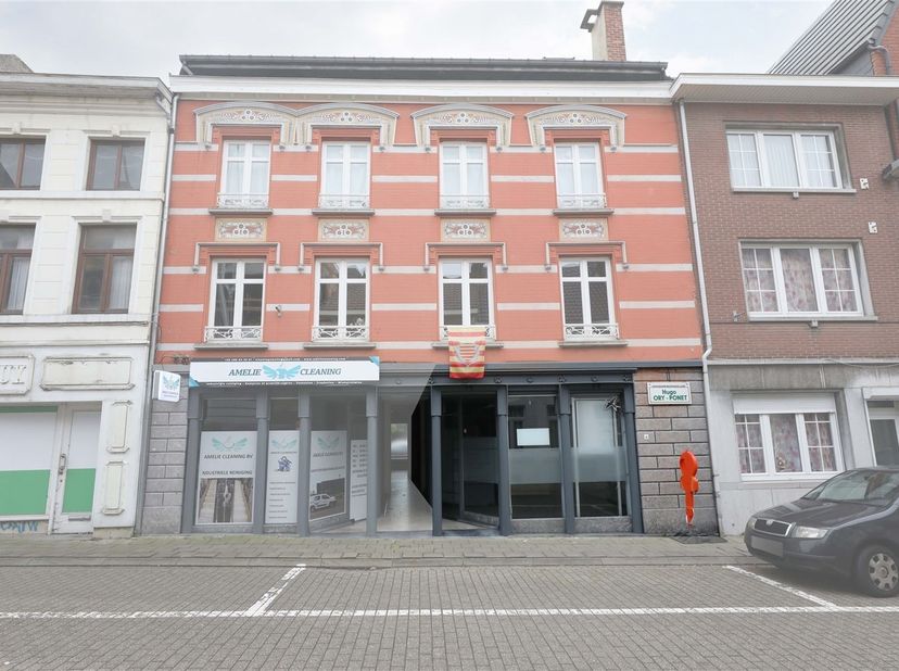 Polyvalent handelspand op toplocatie in Borgloon <br />
<br />
Omgeving:<br />
+ Zeer centraal gelegen in het hartje van Borgloon<br />
+ Vlotte v