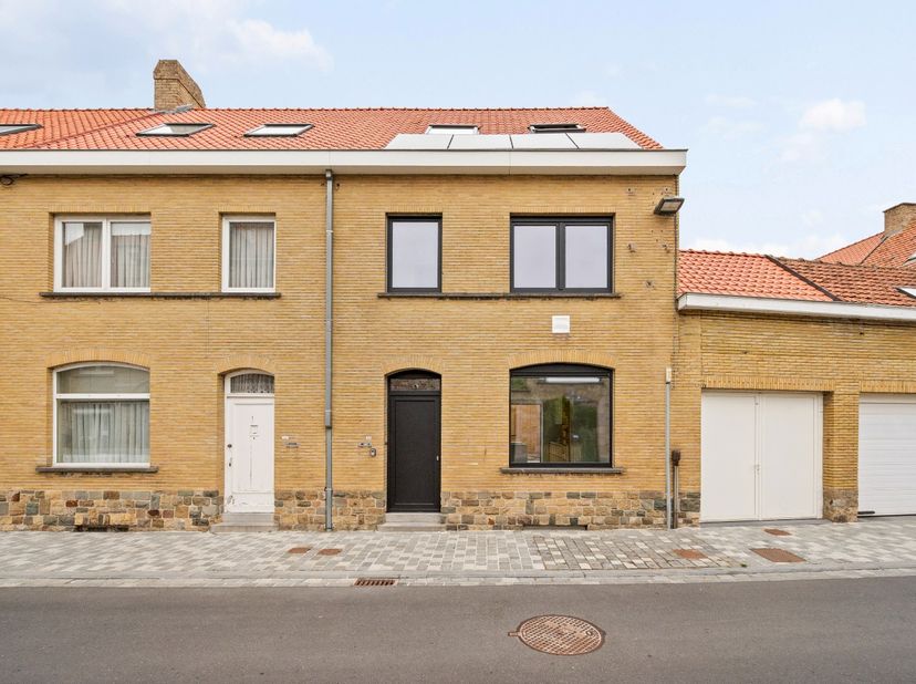 Pal in het centrum van Diksmuide, op wandelafstand van winkels, horeca en andere voorzieningen, bevindt zich deze totaal gerenoveerde woning met 3 sla