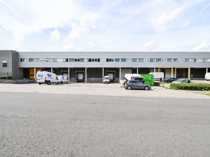 !! Exclusivité Pulse Property !! Idéalement situé dans une zone industrielle proche du Ring - Entrepôt de plein pied d'une superficie de +/-2300m² ave