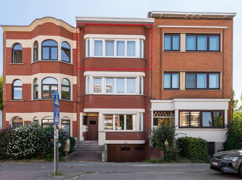 Op te frissen appartement (78m²) voorzien van twee slaapkamers en terras biedt tal van mogelijkheden voor starters of als investering! <br />
Ligging: