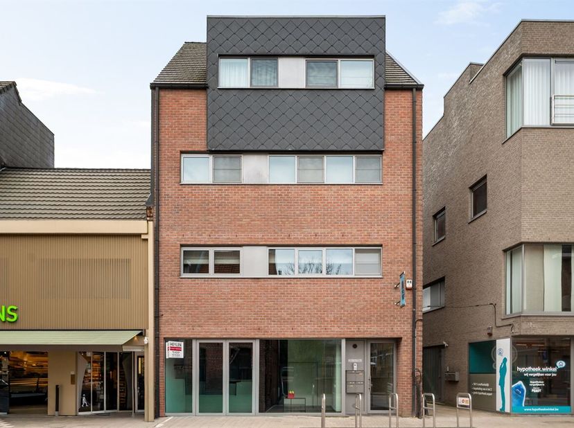 Commerciële kantoorruimte / handelsruimte van 168 m² op toplocatie in centrum Geel<br />
De ruimte deed recent dienst als kledingwinkel, maar is perfe