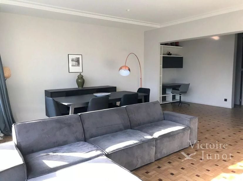 Brussel, Louizawijk, dicht bij winkels, openbaar vervoer, mooi appartement van 145 m² met een prachtig uitzicht op het Stefanieplein, gelegen op de 3d