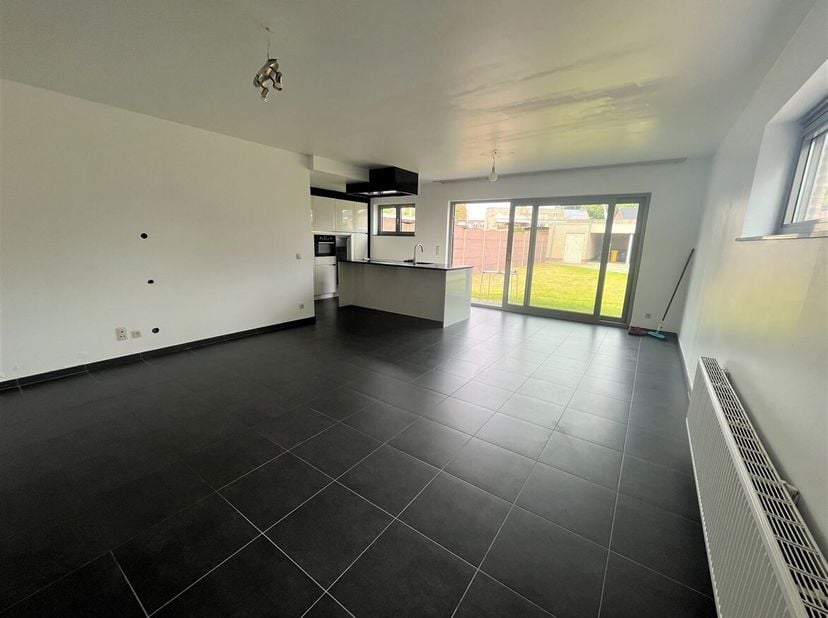 Recent gelijkvloers appartement met 2 slaapkamers, tuin en carport<br />
Indeling: Inkomhal, eet- en leefruimte, open keuken met aansluitend grote ber