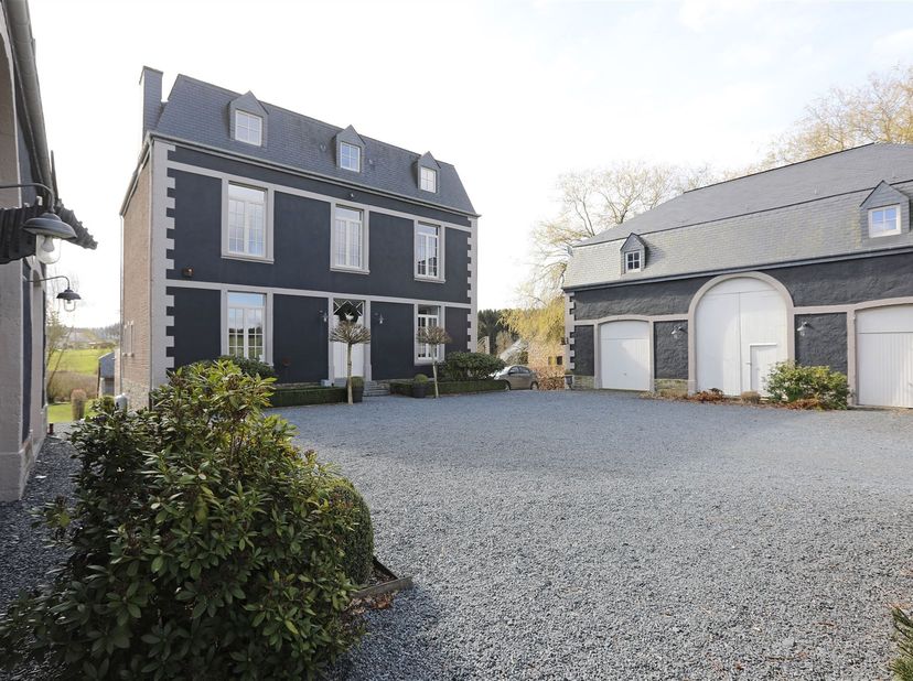 Superbe propriété composée d'une élégante bâtisse et ses deux annexes encadrant une cour intérieure, sur un terrain de 33 ares, à Merny, commune de Pa