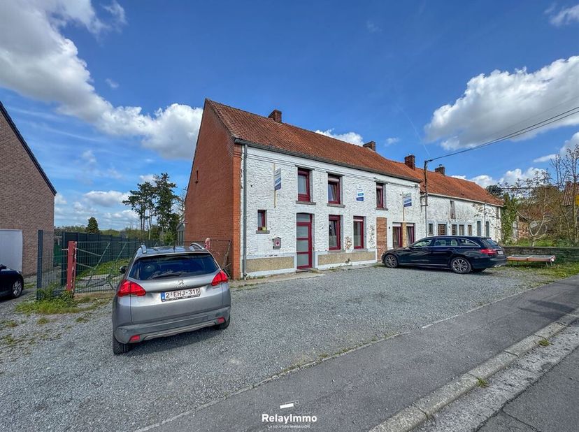 Aantrekkelijk, groot huis met drie verdiepingen met 230 m2 woonoppervlak, 5 slaapkamers, 130 m² bijgebouwen en terras, gelegen op een aantrekkelijk te