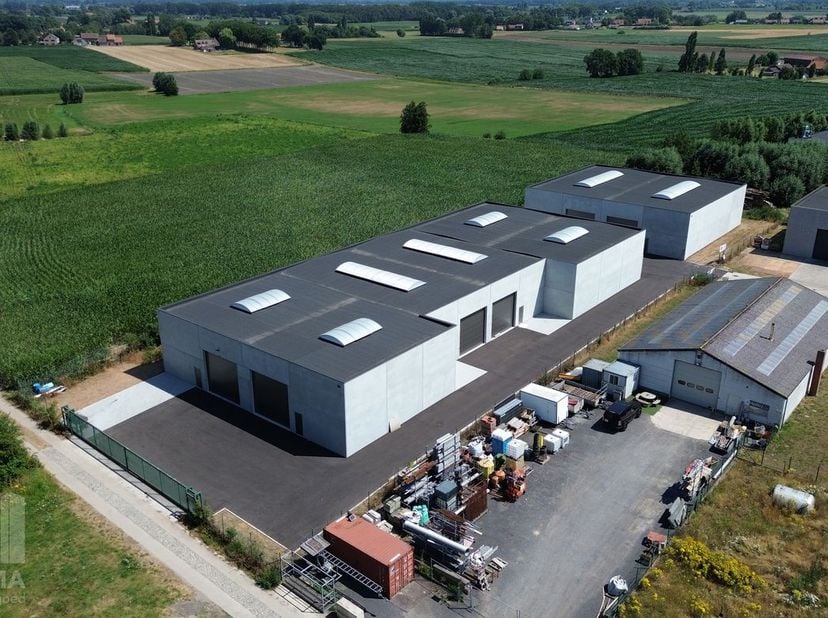 Nieuwbouw KMO-unit van 256 m² en 1 privatieve parkeerplaats te koop in Aartrijke.<br />
&amp;nbsp;<br />
De geïsoleerde&amp;nbsp;casco magazijnruimte&amp;nbsp;(br