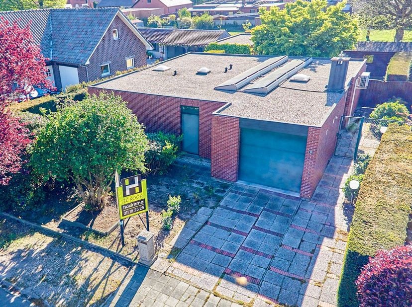 Bent u op zoek naar een comfortabele woning op een uitstekende locatie? Deze goed onderhouden gelijkvloerse woning biedt alles wat u nodig heeft voor