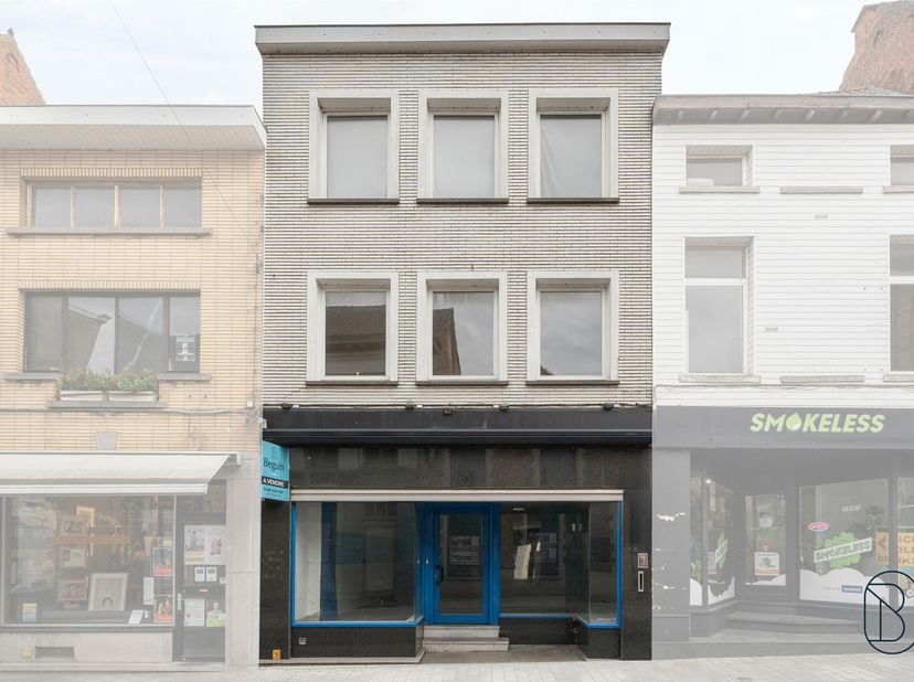 Commercieel gelegen HANDELSPAND met woonstmogelijkheid en uitstekende visibiliteit, ideaal voor horeca, winkel of kantoorruimte op een centrale liggin