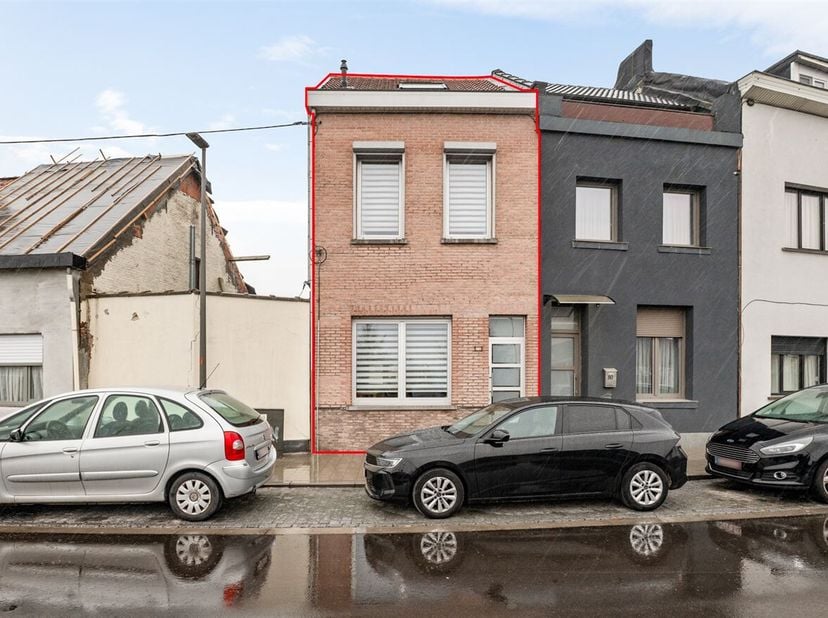 Ligging: Deze gezellige woning is gunstig en rustig gelegen nabij de Bredabaan en Minister Delbekelaan te Merksem. In de nabije omgeving van verschill