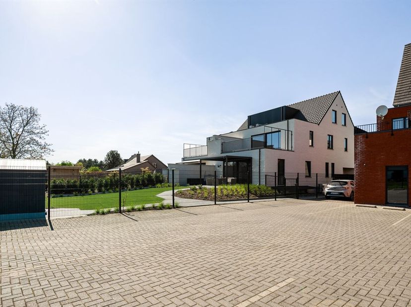 Dernier appartement disponible.<br />
Ce projet comprend seulement quatre appartements modernes, idéaux pour ceux qui aiment le confort et la commodit