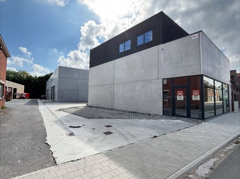 KMO Units à vendre à LedegemUnité 1 = surface 160m² + étage + showroom -surface terrain 276 m²: OPTION Unité 2 = 168.75m² surface terrain 475 m² Prix