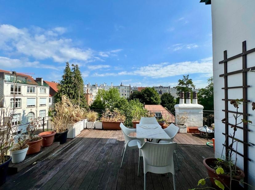 À proximité de Montgomery et de l'avenue de Tervueren, dans une rue calme à sens unique, au 2E étage d’une maison de Maître, superbe appart MEUBLÉ,  u