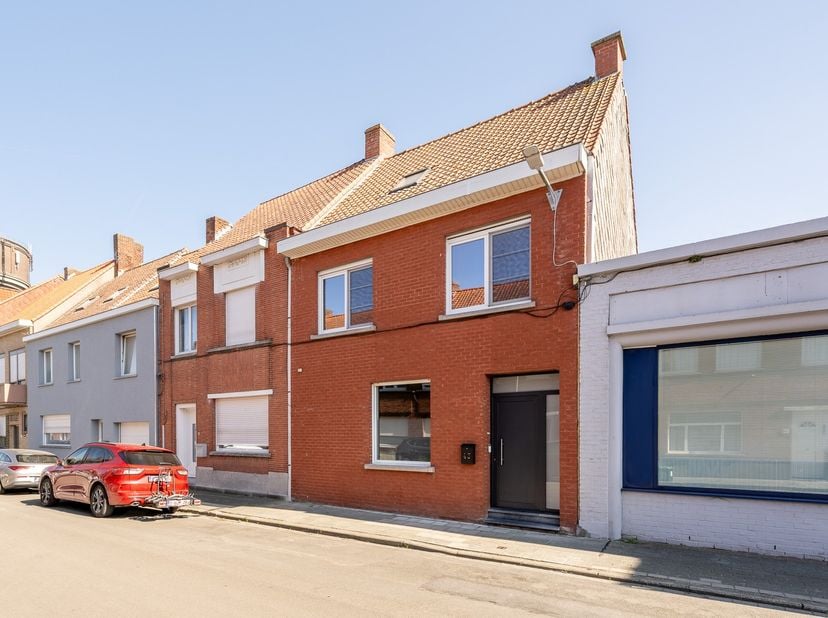 Algemene bezoekdag zaterdag 01/08 van 10u - 12u!<br />
<br />
Gelegen te Izegem vinden we deze instapklare gezinswoning terug.<br />
Met een zeer guns