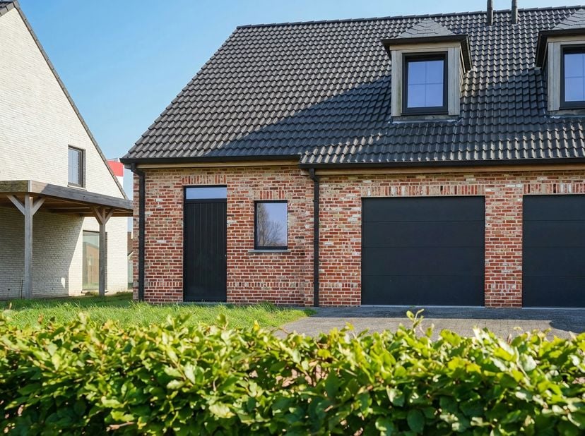 <br />
<br />
<br />
<br />
Cette élégante maison neuve est actuellement en phase de finition et sera livrée avec des matériaux de haute qualité et du
