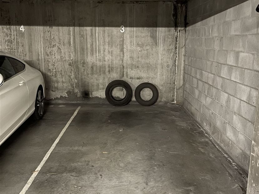 Parking situé au Veemarkt.  Disponible immédiatement.  Pour toute information ou visite, appelez le 056.21.58.00 ou www.immo-lvb.be