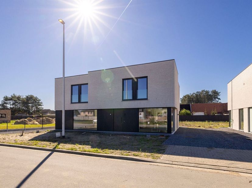 Energiezuinige halfopen nieuwbouwwoning met 3 slaapkamers te Heieinde, Laakdal<br />
Te bezoeken tijdens het opendeurmoment op zaterdag 11/07/2026 van