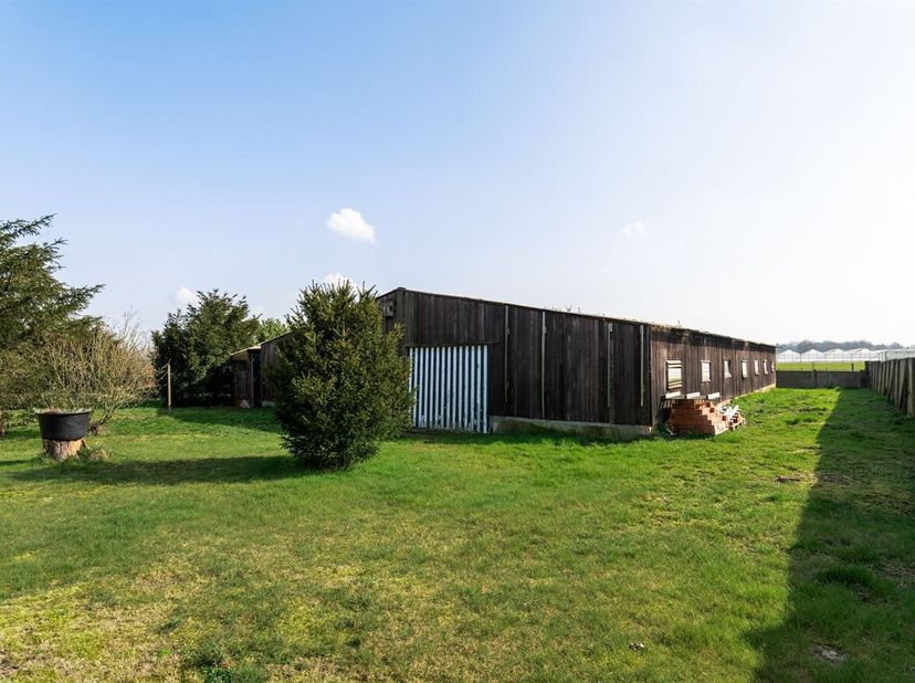 Openhuizendag op zaterdag 13 juni van 14u00 - 15u00.<br />
Te renoveren woning met een bijgebouw/opslagruimte van ca 290 m² op 3.324 m² grond. Ideaal