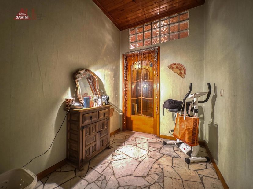 À VENDRE - Monceau-sur-Sambre (Anciennement rue des combattants)<br />
Une maison familiale 4 chambres de +/- 130m² à rénover.<br />
Idéale pour famil
