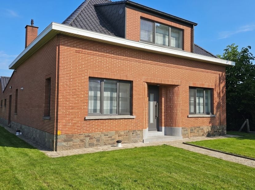 De woning verwelkomt u met een ruime inkomhal en biedt een lichtrijke woonkamer van 43 m² met aangename leefruimte. De volledig uitgeruste, gesloten k