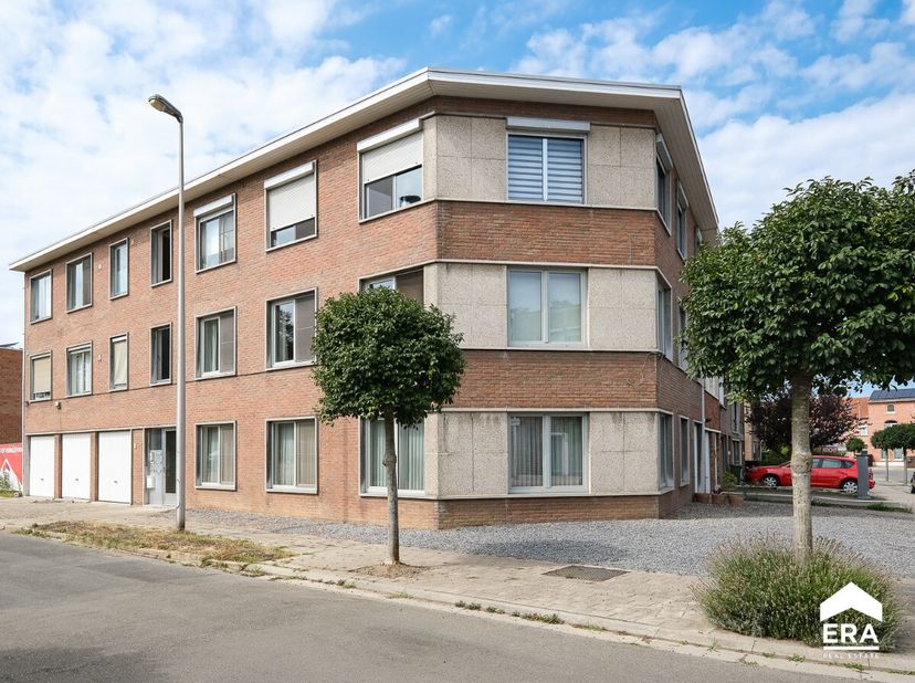 Dit gerenoveerd appartement met 1 slaapkamer, tuintje en ruime garage, is gelegen binnen de grote ring van Hasselt. Voor meer informatie ga naar: http