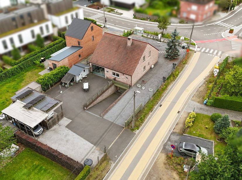 Prachtige instapklare villa met volledige onderkeldering op rustige en strategische ligging<br />
<br />
Bent u op zoek naar een stijlvolle villa waar