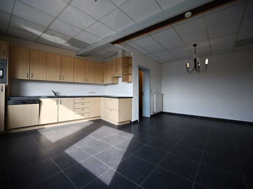 Appartement 130 m² op 1ste verdiep met ruime lichtrijke leefruimte, keuken met keramische kookplaat, spoelbak, oven &amp; vaatwasser. Het appartement heef