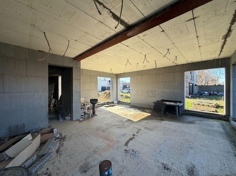 In een rustige verkaveling&amp;nbsp;in Zonhoven&amp;nbsp;vinden we deze ruwbouwwoning op een perceel van 4a 66ca.<br />
De woning kan nog volledig naar eigen
