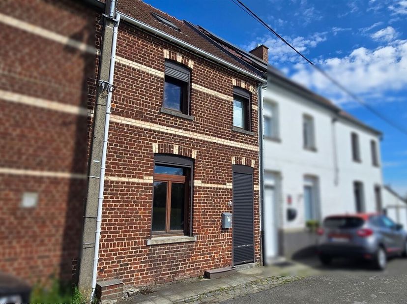 Jolie maison 4 chambres sise à moins d'1km des commodités et axes autoroutiers.<br />
Ce bien, habitable de suite, profite d'une superficie totale de