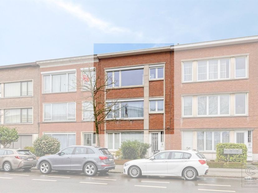 Dit uitzonderlijk ruime duplex appartement is gelegen op de eerste en tweede verdieping van een kleinschalig appartementsgebouw en biedt een bewoonbar