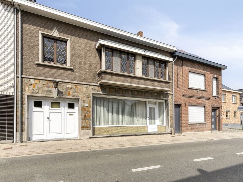 SOLIDE EN RUIM (HANDELS)HUIS MET 3 SLAAPKAMERS, AANGENAME LEEFRUIMTES EN GARAGE OP 2A 84CA.<br />
 Gelegen nabij het centrum van Opstal (Buggenhout).
