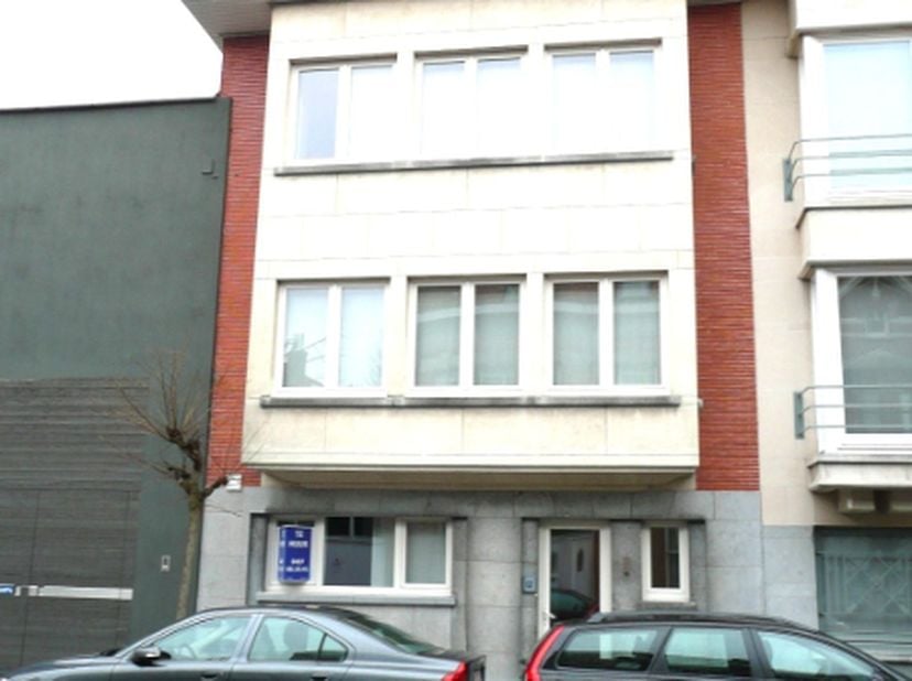 Het gelijkvloers appartement omvat : inkom, living en zithoek in parket, ingerichte keuken, toilet, 2 ruime slaapkamers, badkamer (met bad en lavabome