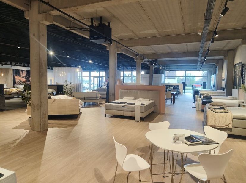 Handelspand Oosterzelesteenweg Wetteren. 800 m² toonzaal of winkelruimte, grote raampartijen, verdieping 250 m². Naast Frunpark, aan E40-afrit.<br />