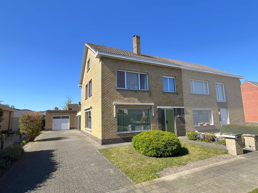 Deze stevig gebouwde halfopen woning is gelegen in een rustige en aangename straat in Sint-Michiels, met een vlotte bereikbaarheid naar alle belangrij