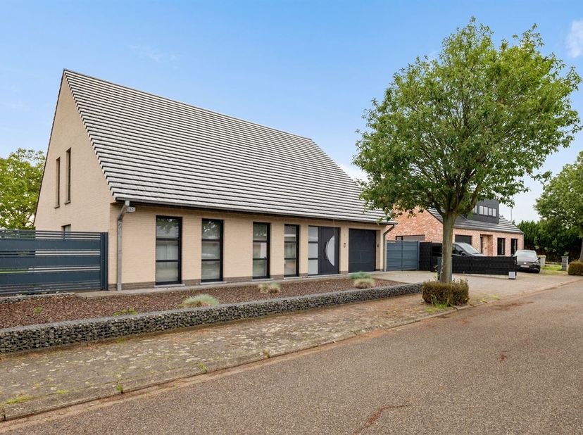 Instapklare recente energiezuinige villa met 6 slaapkamers, een in- en uitpandige garage, op een rustige centrale ligging in een doodlopende straat<br