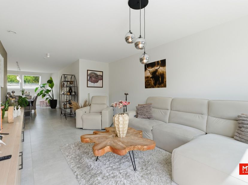 In het centrum van Zonnebeke en op wandelafstand van alle voorzieningen treffen we dit recent en instapklaar appartement. Het appartement geniet van e