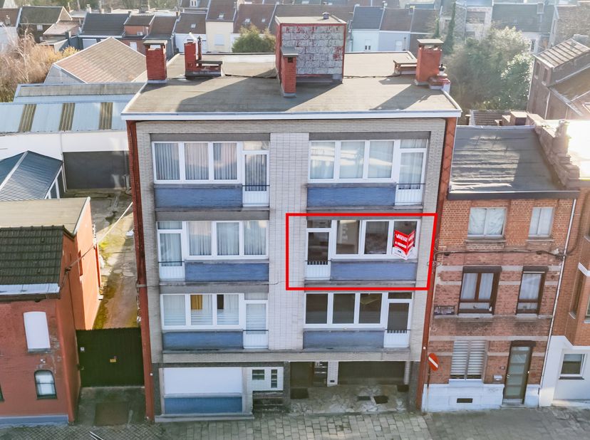 Gelegen dicht bij voorzieningen, appartement op de tweede verdieping als volgt ingedeeld:   Inkomhal, woonkamer, keuken, een badkamer, een apart toile