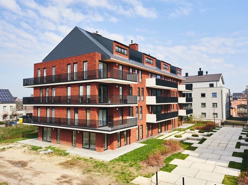 PRACHTIG NIEUWBOUWAPPARTEMENT MET 2 SLAAPKAMERS EN ZUIDGERICHT TERRAS!<br />
Indeling: Inkomhal, leef- en eetruimte, keuken, 2 slaapkamers (12 &amp;7 m²),