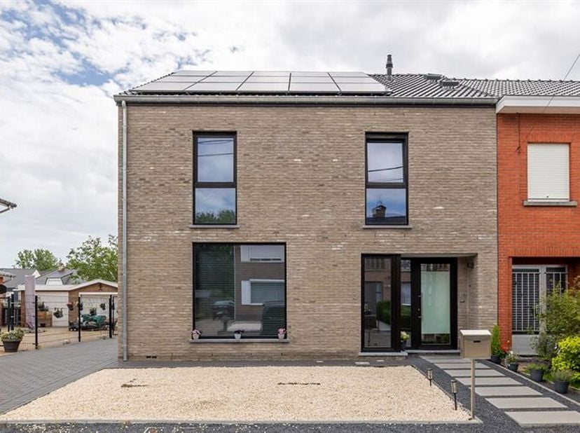 Cette maison récente est idéalement située près du centre de Rillaar et à seulement 8 minutes de l'autoroute E314, ce qui lui assure une excellente ac