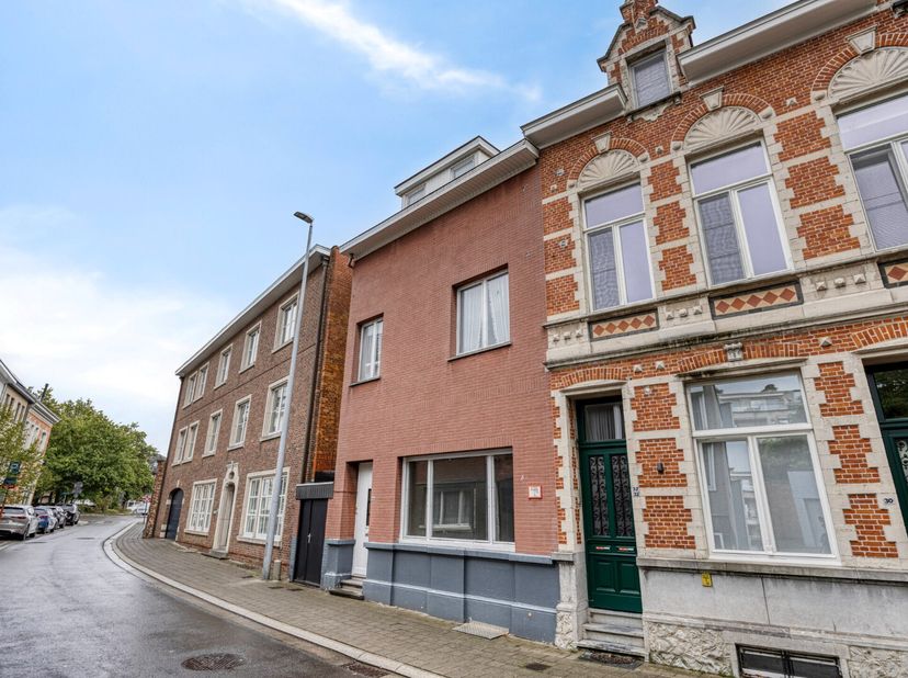 Deze verrassend ruime woning is centraal gelegen in het centrum van Herentals, op wandelafstand van alle faciliteiten (station, scholen, winkels, de M