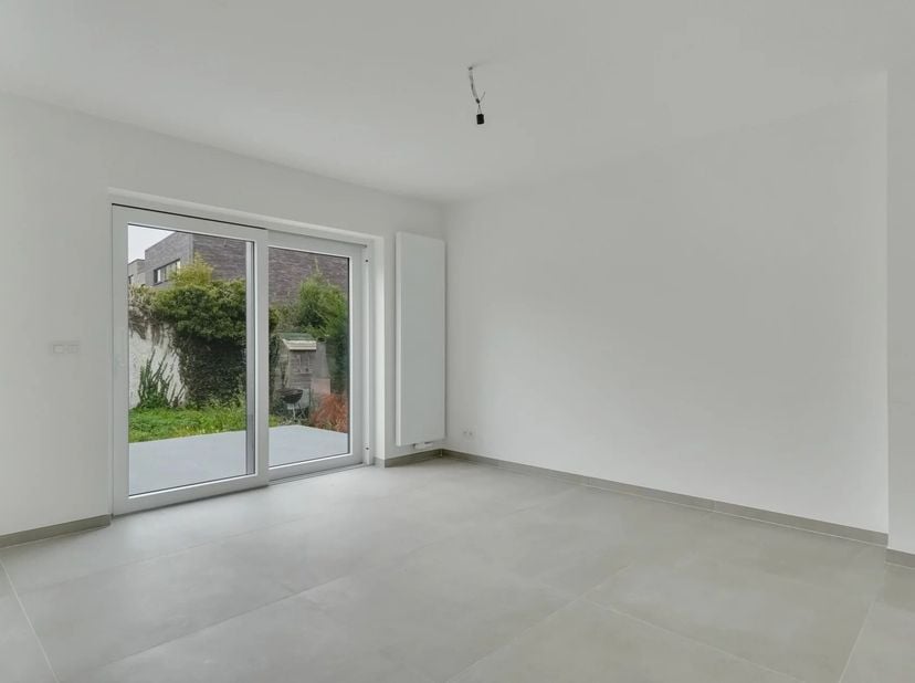 Deze volledig gerenoveerde woning (2023) biedt modern comfort en energiezuinig wonen in een rustige, landelijke omgeving in Borgloon. Met een conforme
