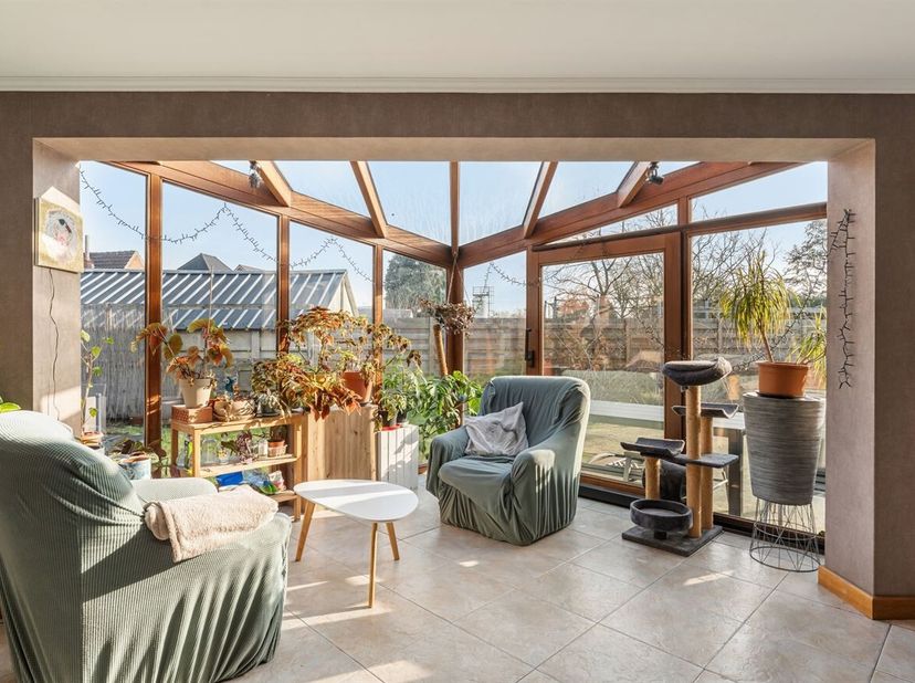 Charmante en ruime gezinswoning met 5 slaapkamers in Lommel<br />
Deze ruime en instapklare gezinswoning biedt een perfecte combinatie van comfort, li