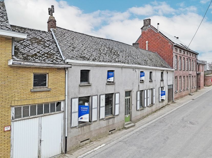 Deze projecteigendom bevindt zich centraal gelegen langs de Kauwstraat nabij het Sint-Lievensplein, vlot bereikbaar en quasi te midden de dorpskern va