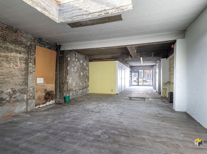 Diksmuidelaan 208 - Berchem<br />
<br />
Handelsgelijkvloers (86 m²) met mogelijkheden in Berchem<br />
Op de Diksmuidelaan in Berchem bevindt zich
