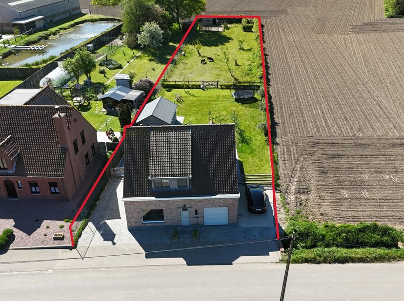 Gelegen in de Zuid-Torhoutstraat te Klerken, op een uiterst rustige en landelijke ligging én toch vlakbij winkels, scholen en andere voorzieningen, be