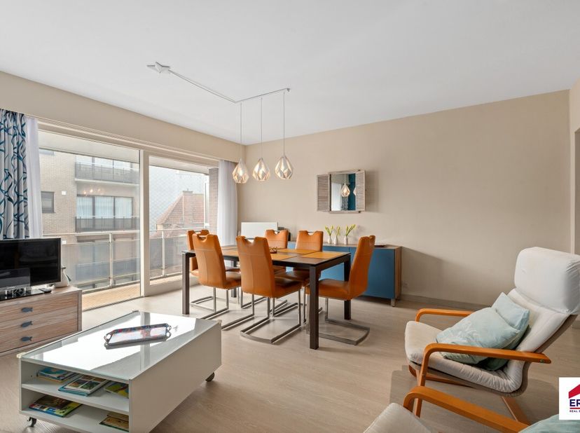 Te koop: instapklaar appartement in de Ebbestraat, Koksijde, op korte afstand van zee, duinen en openbaar vervoer. Dit appartement biedt een comfortab