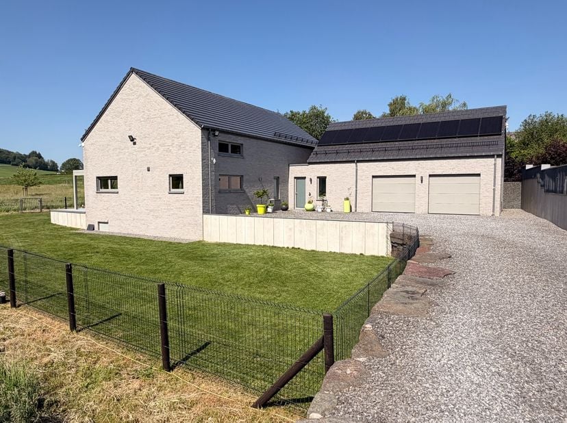 <br />
<br />
ISIMMO biedt u met groot genoegen deze prachtige uitzonderlijke villa aan, gelegen in het charmante dorpje Longueville (Durbuy), met een