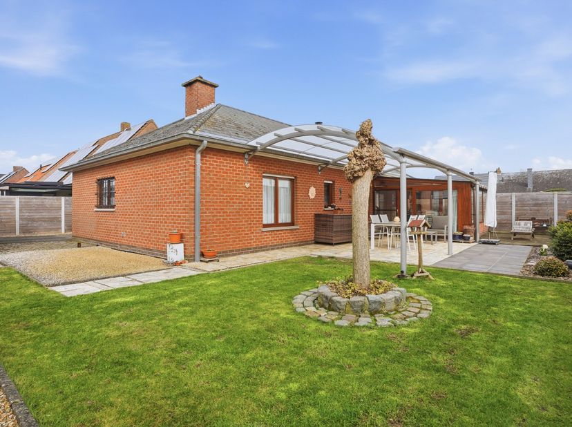 In een rustige woonomgeving in Jabbeke, met vlotte verbinding naar de E40, bevindt zich deze alleenstaande bungalow (bouwjaar 1984) op een perceel van