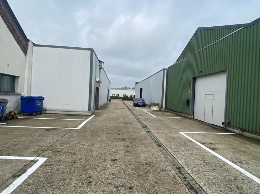 Showroom/Winkelruimte : unit 11 met een totale oppervlakte van 726 m² te huur op een strategische locatie langs de Zeelsebaan, met vlotte aansluiting